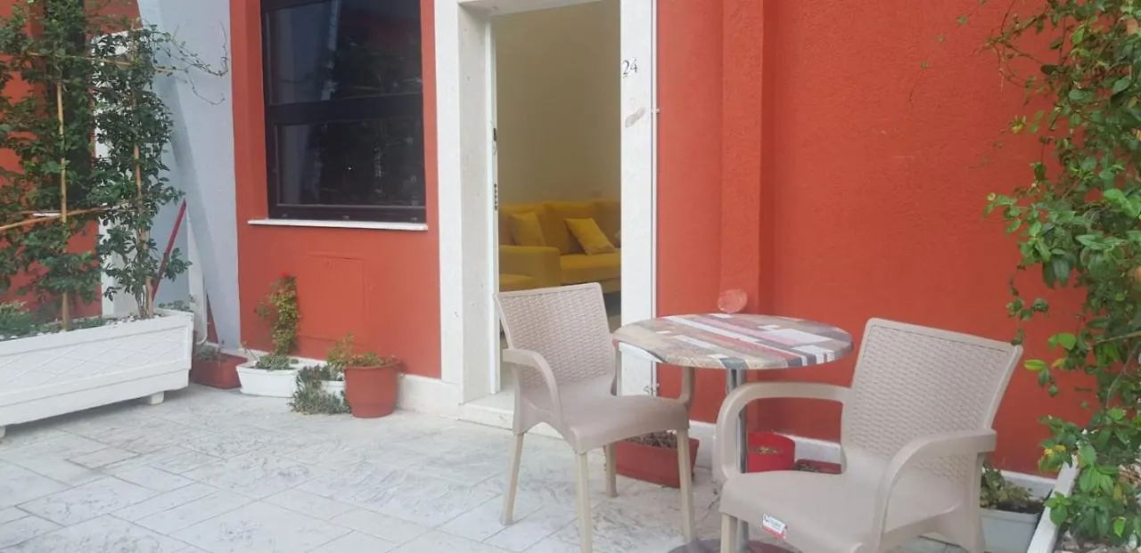 Lovely Duplex Apartment With Patio, 100M From The Beach! Vlorë