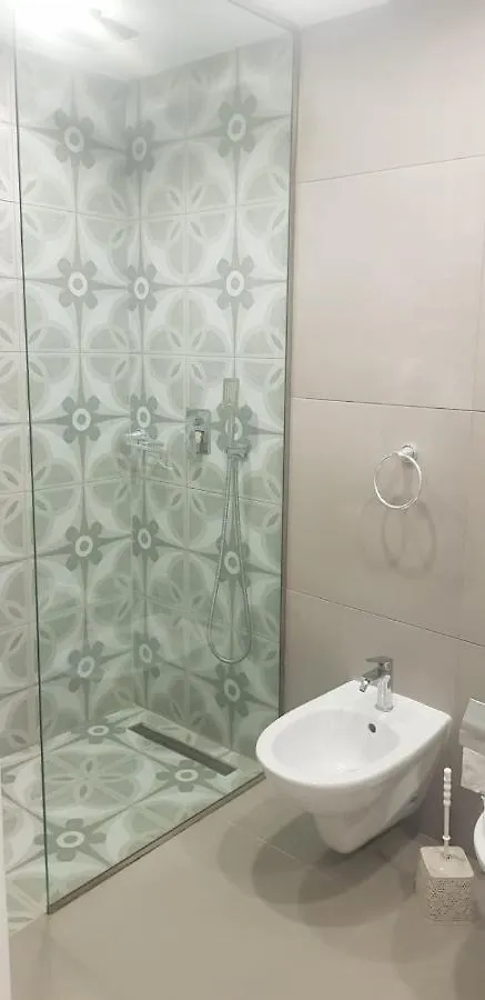 Lovely Duplex Apartment With Patio, 100M From The Beach! Vlorë
