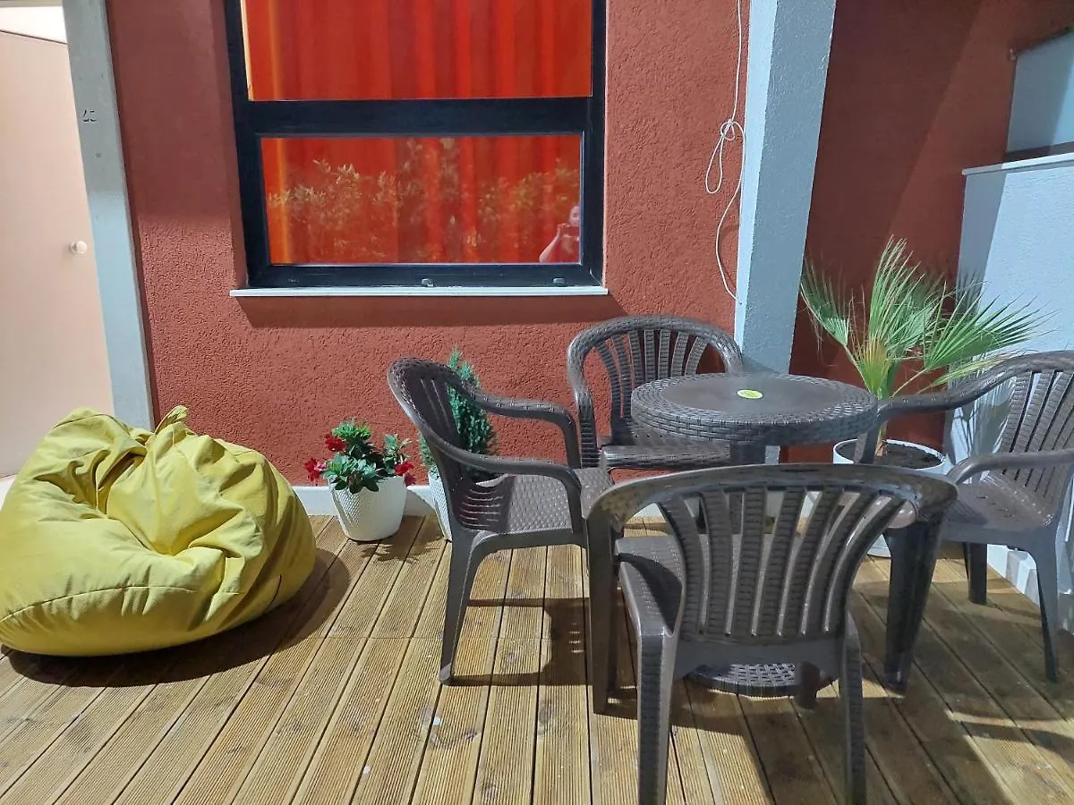 Lovely Duplex Apartment With Patio, 100M From The Beach! Vlorë