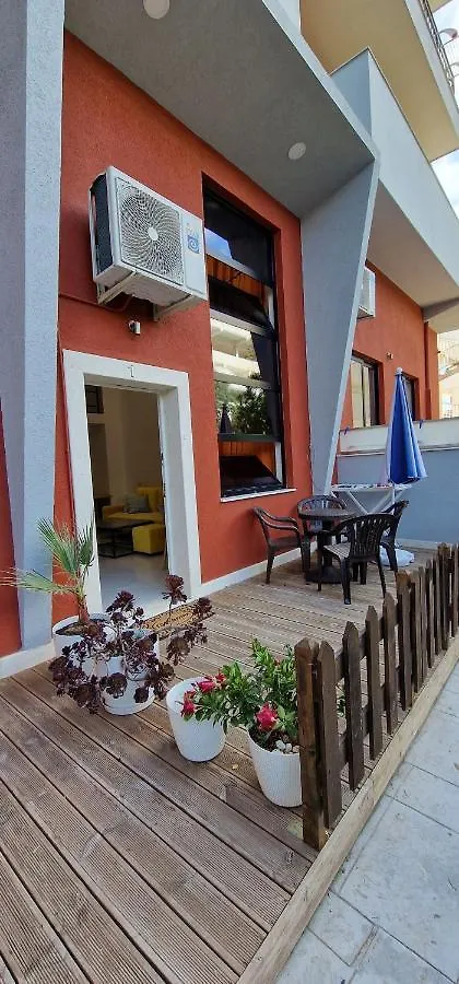 Lovely Duplex Apartment With Patio, 100M From The Beach! Vlorë