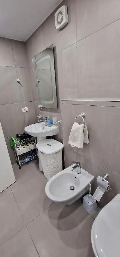 Lovely Duplex Apartment With Patio, 100M From The Beach! Vlorë